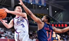 三亿体育体育视频-篮球比赛中发生意外，裁判员严查案情进行处理