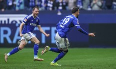 三亿体育体育视频-防守型中场成为球队定海神针