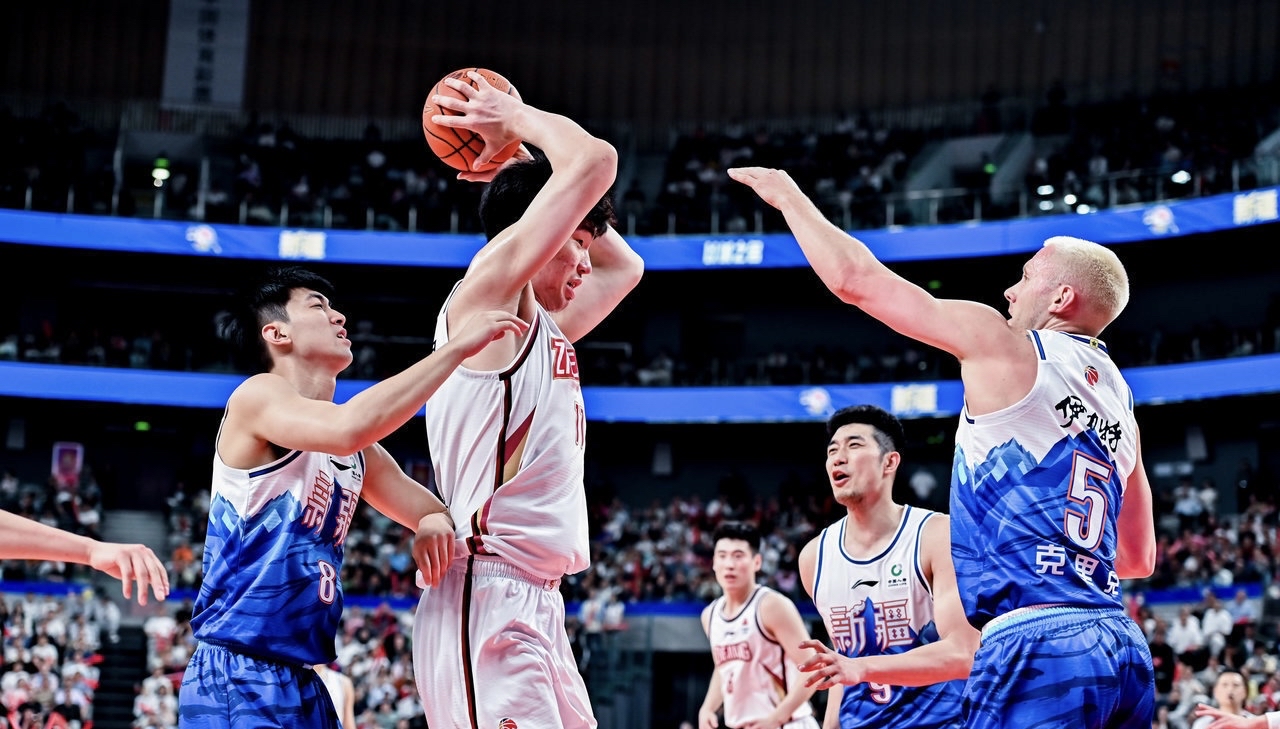 新一轮篮球盛事：广东与辽宁队实力对决