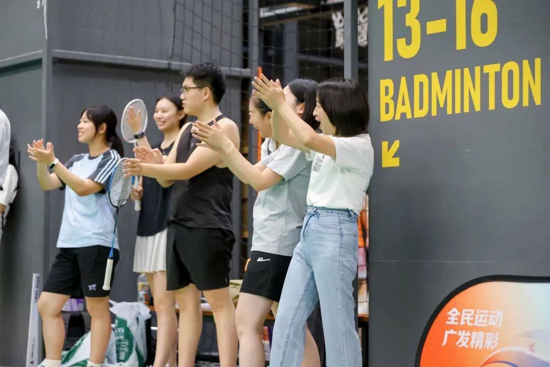 关于竞技场上惊险刺激,全民热情高涨的信息