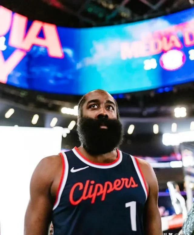 哈登现身观赛，全场球迷齐喊MVP赞誉不断的简单介绍