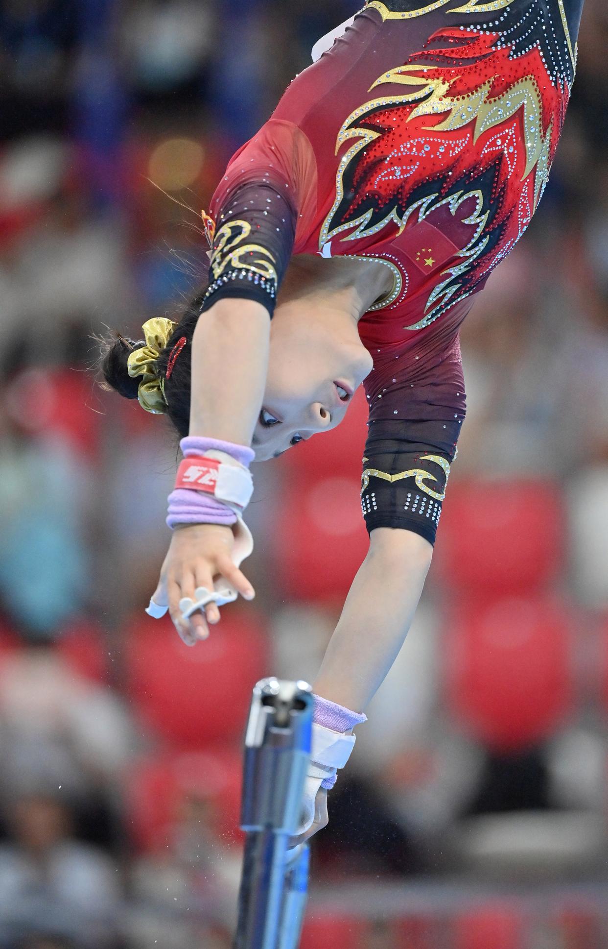 体操赛场精彩纷呈，震撼表演引发观众掌声雷动的简单介绍