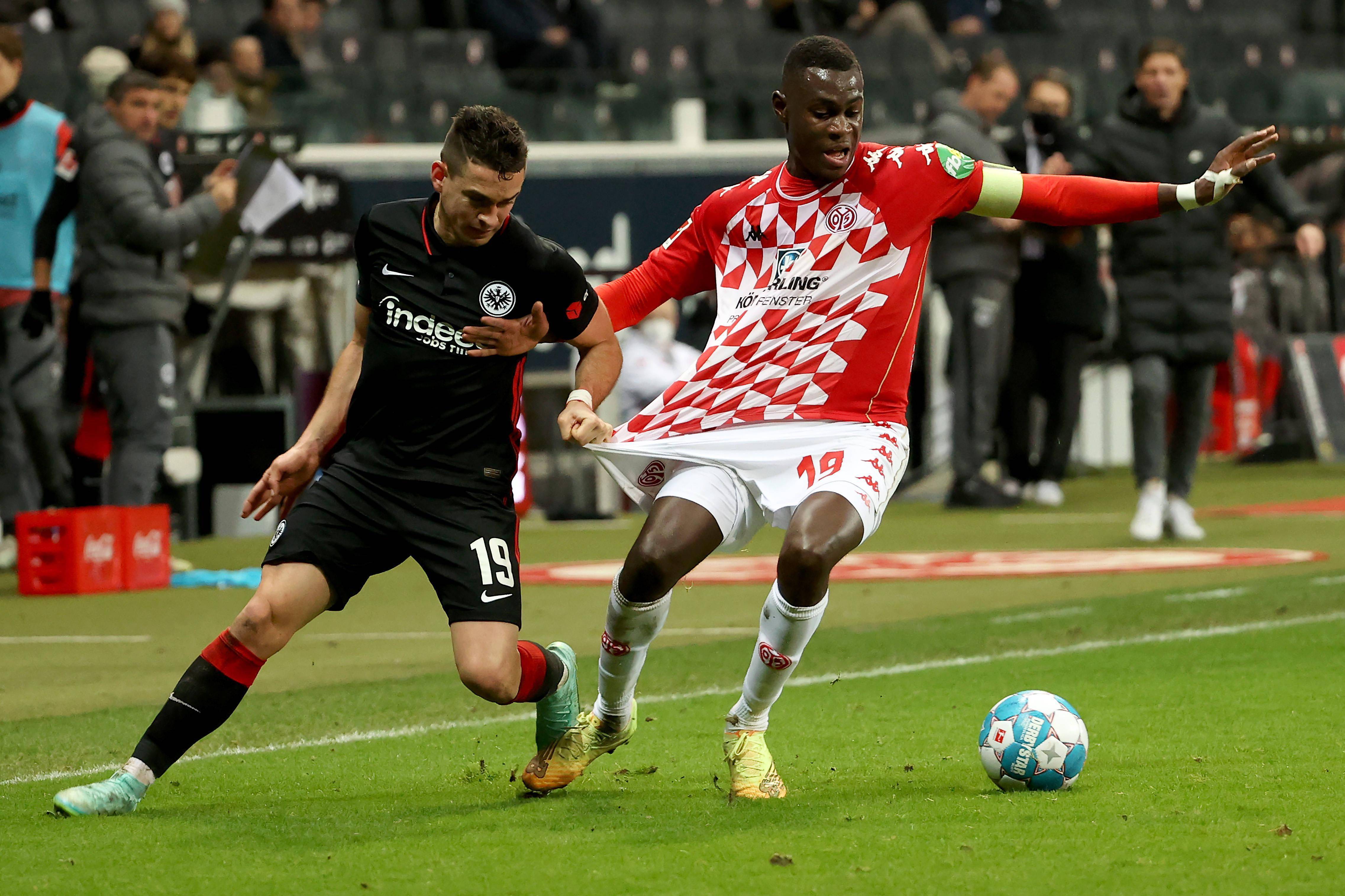 法兰克福赢得关键比赛,提升排名 法兰克福赢得关键比赛,提升排名