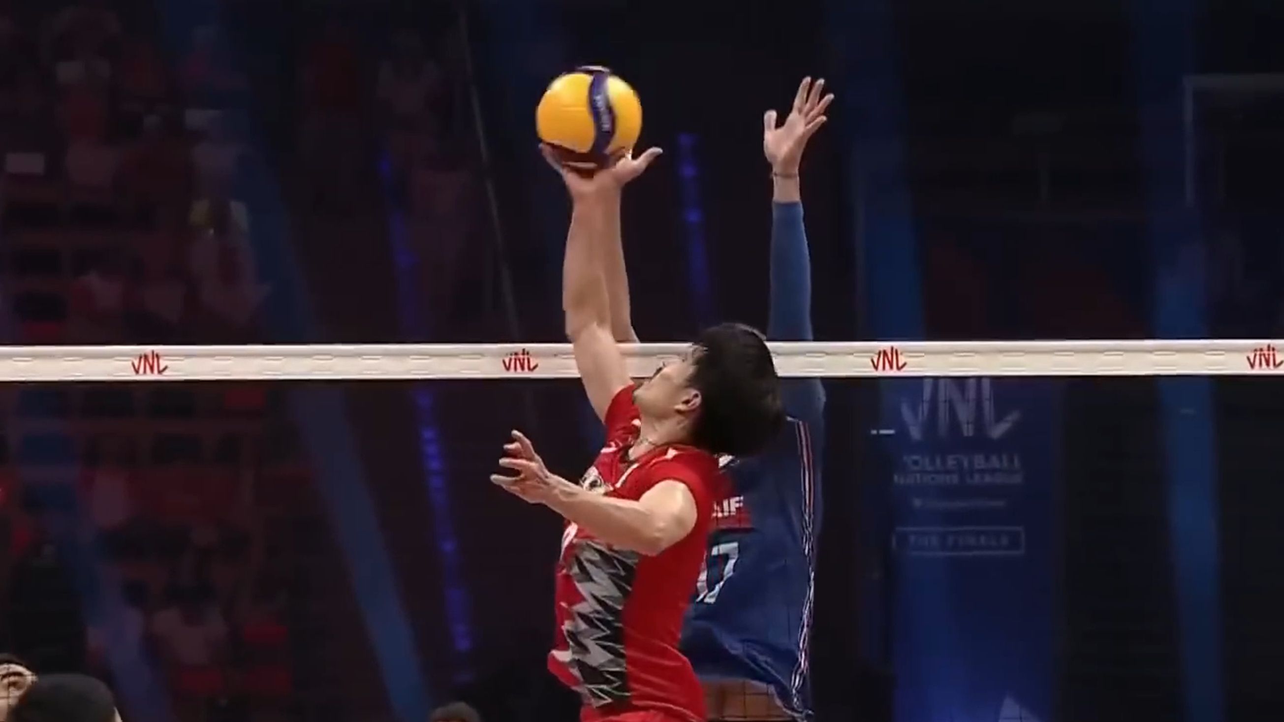 关于田径运动员突破大关，勇夺金牌令人动容的信息