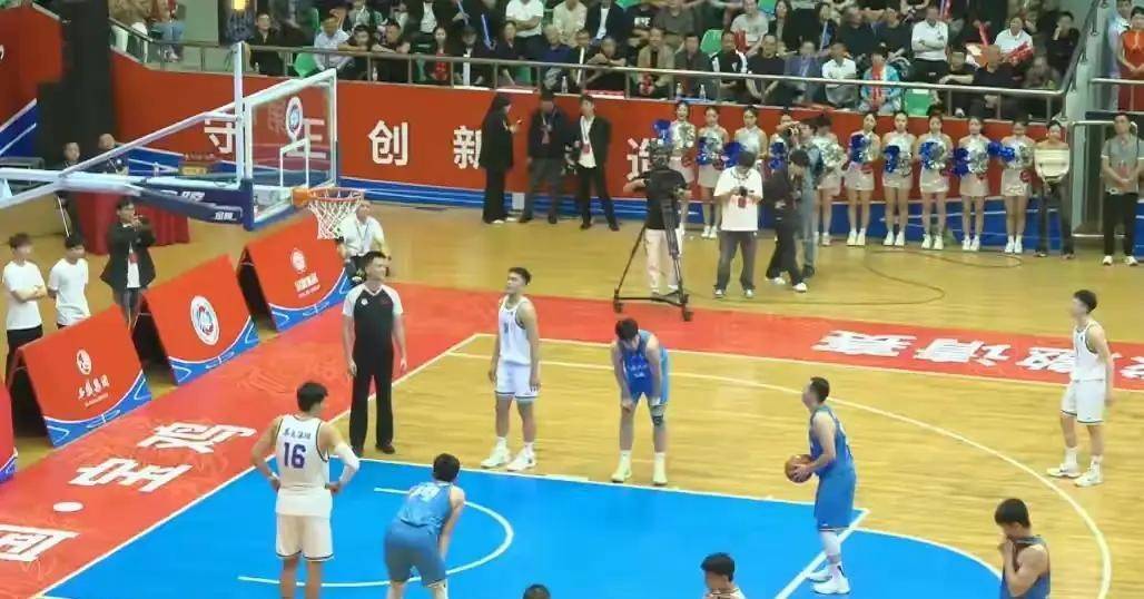 篮球比赛中发生意外，裁判员严查案情进行处理