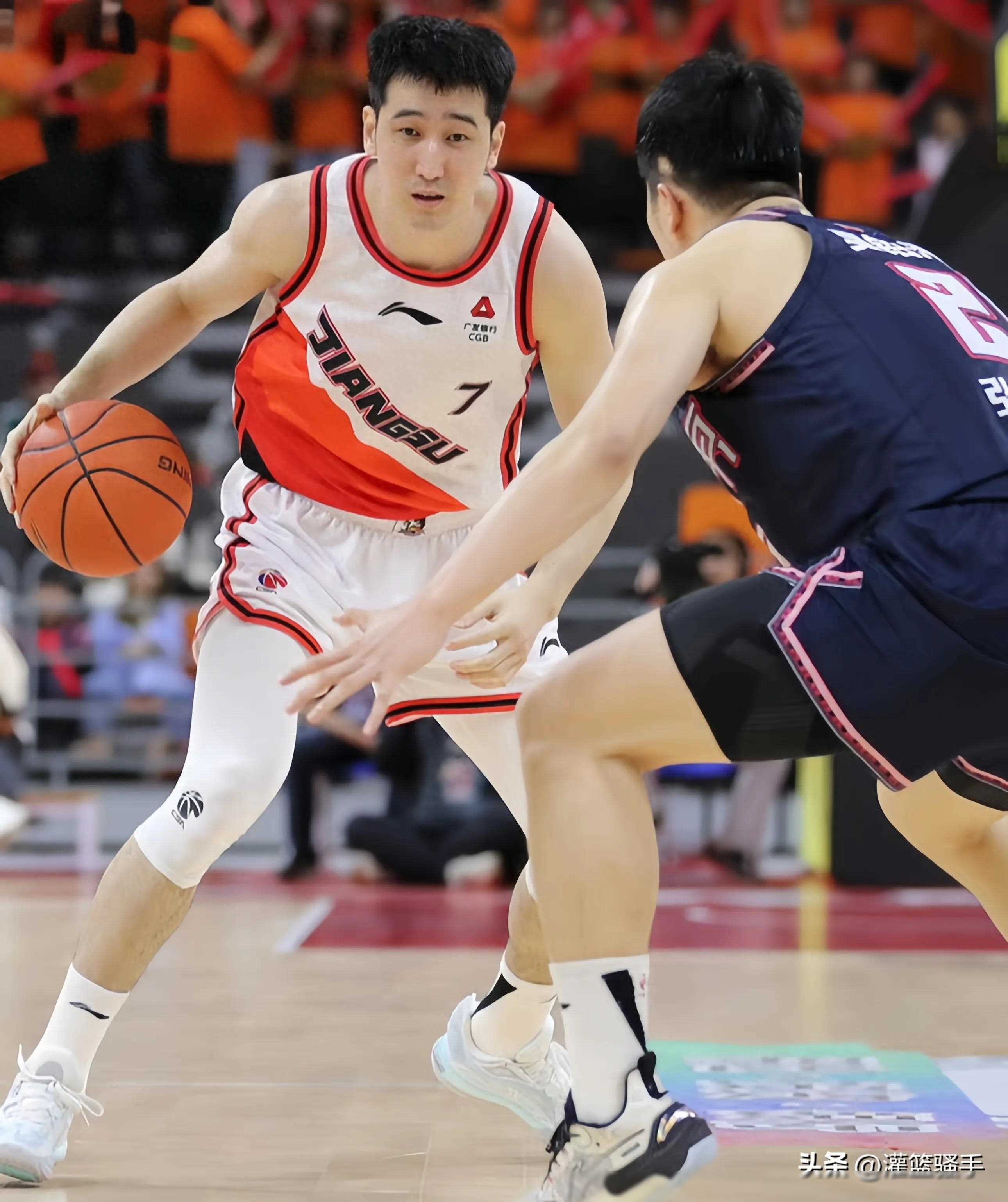 顶尖篮球联赛的球员们努力备战比赛