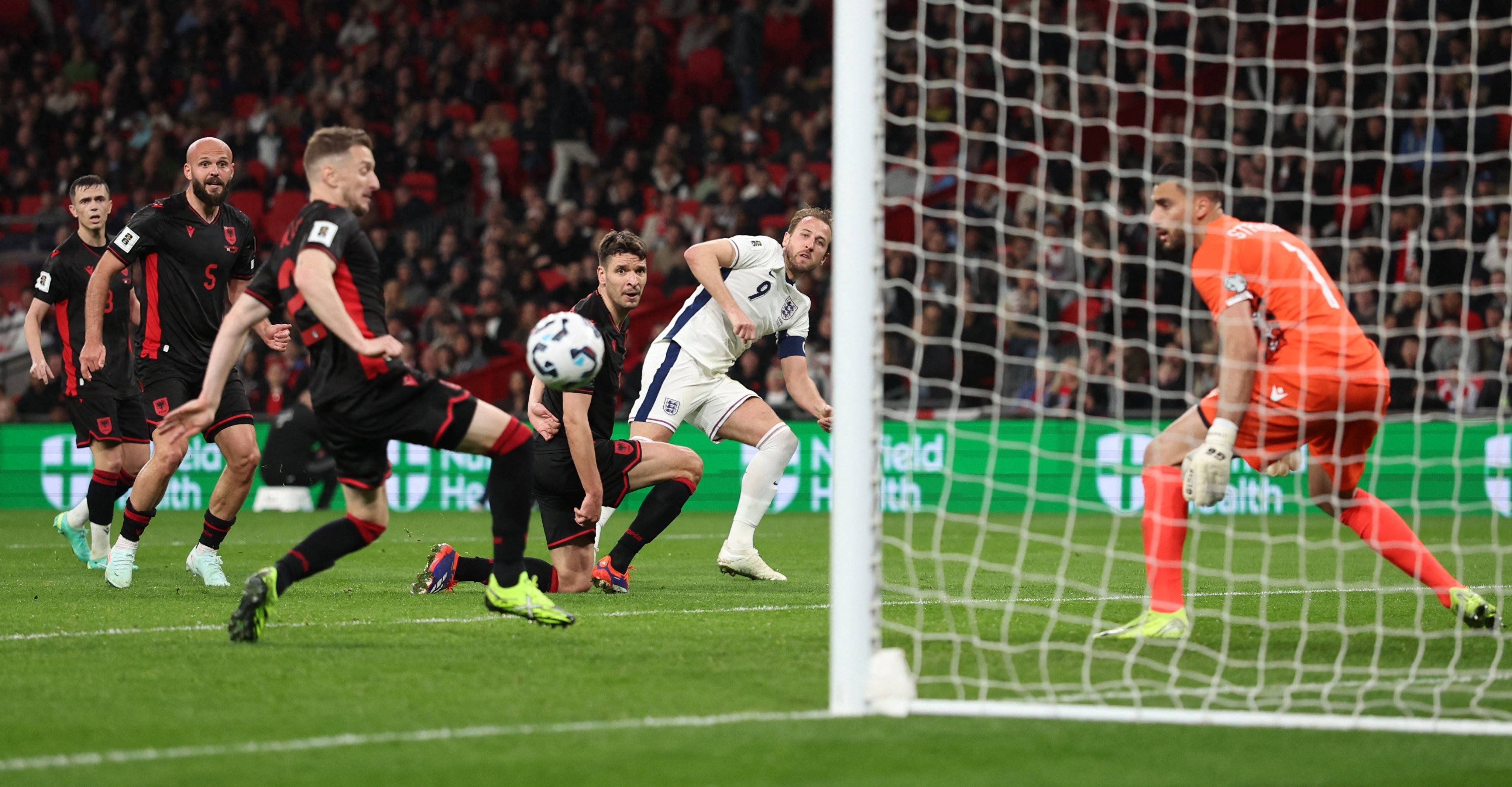 英格兰队在比赛中取得胜利，士气高昂的简单介绍